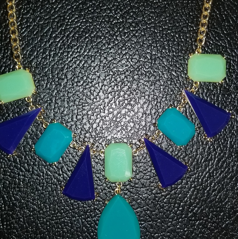 Necklace gold tone bold design